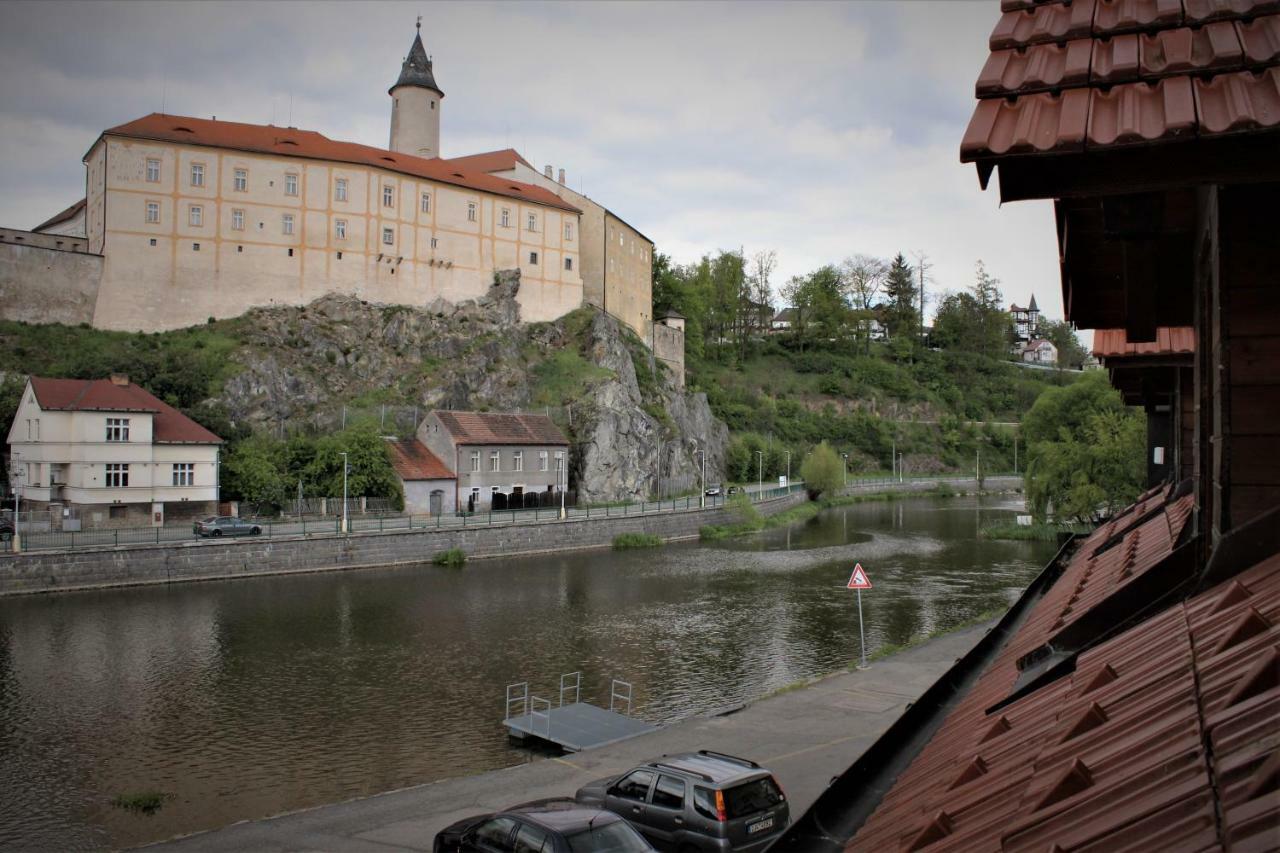 Отель Penzion A Restaurace U Reky Ледеч-над-Сазавоу Экстерьер фото